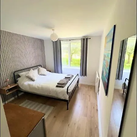 Montague One Bedroom Flat With Parking Апартаменти *