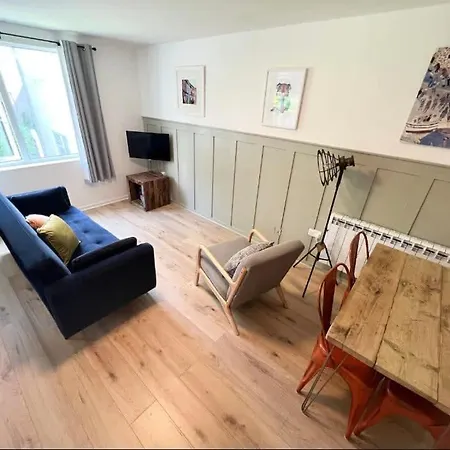 Montague One Bedroom Flat With Parking Apartment Bristol